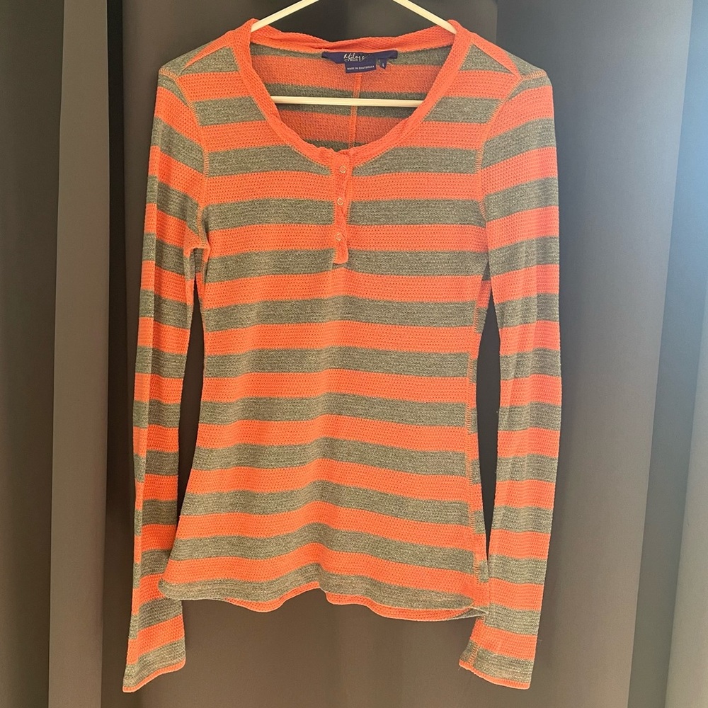 129. Miley Cyrus long sleeve top. Size L